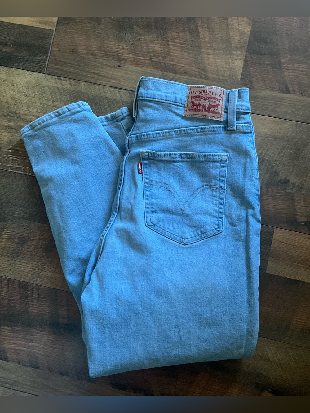 Levi’s High Waisted Mom Jean 31